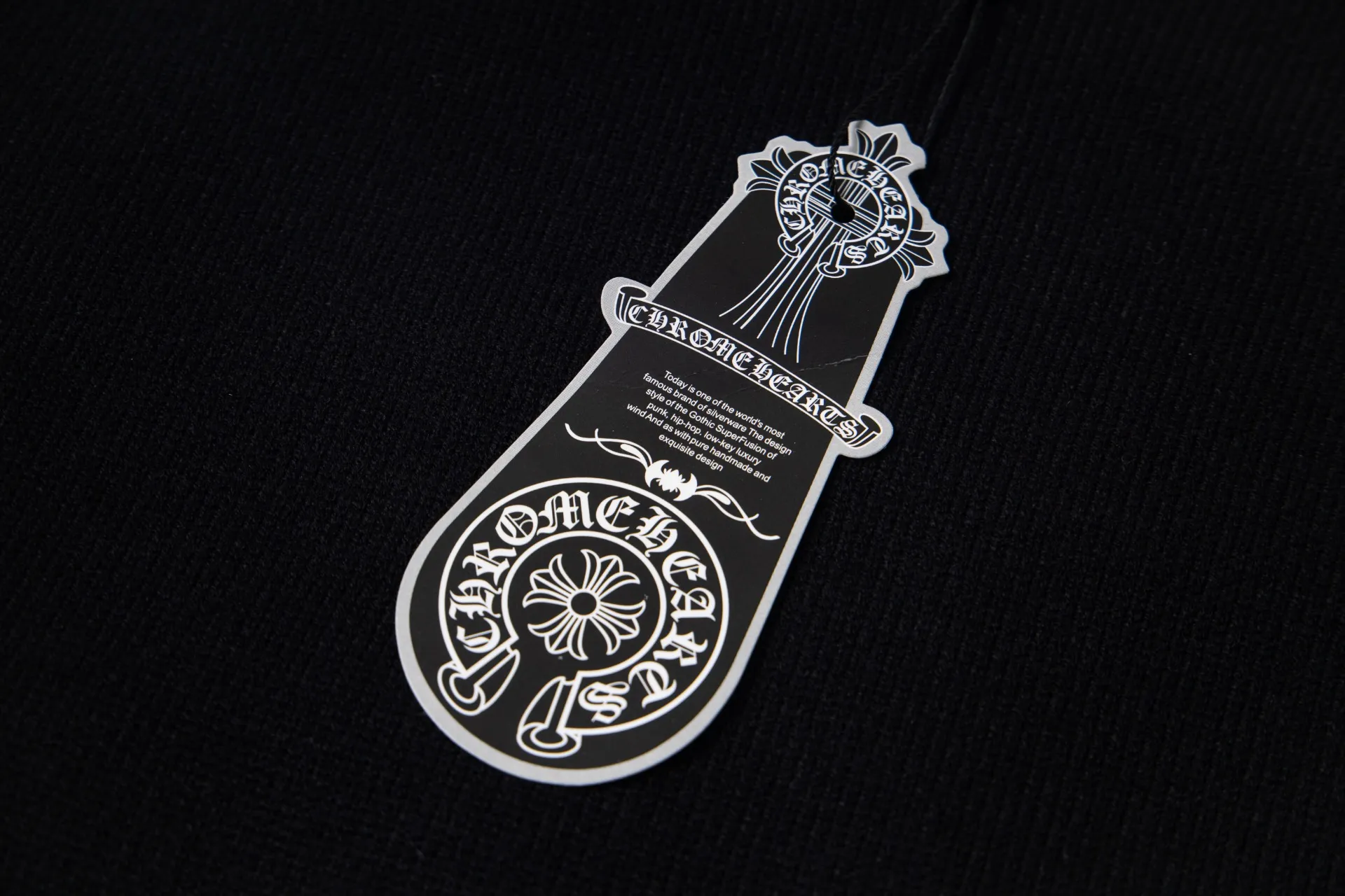 P260 model number: G801 Chrome Hearts new cross knitted jacquard appliqué embroidered round neck sweatshirt 1️⃣ Purchase the original version, containing 20% ​​wool. The item is made of custom-dyed and custom-spun yarn. It is heavy enough and thick enough to feel heavy in the hand. The workmanship details are perfectly controlled, and the upper body effect is also very comfortable! 2️⃣ It is very youthful and energetic, and can be easily worn by both men and women. It is very in line with the fashion aesthetic concepts of today's young people, creating a casual and lazy fashion tone. It is a must-have for couples in autumn and winter! 3️⃣ Complete accessories, same style for men and women. Color: black, white Size: S, M, L